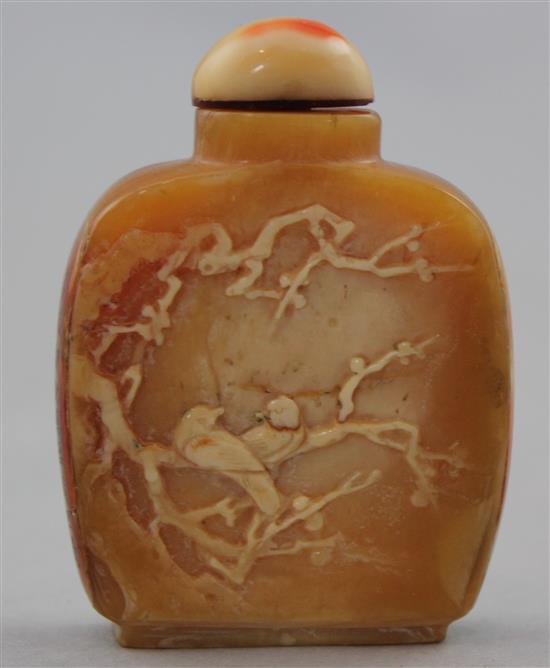 A Chinese hornbill snuff bottle, early 20th century, 6.4cm.